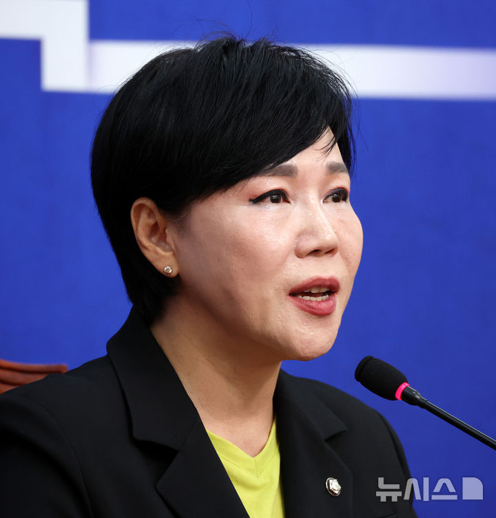 [서울=뉴시스] 김명년 기자 = 전현희 더불어민주당 최고위원이 19일 오전 서울 여의도 국회에서 기자간담회를 열고 발언하고 있다. 2025.10.19. kmn@newsis.com