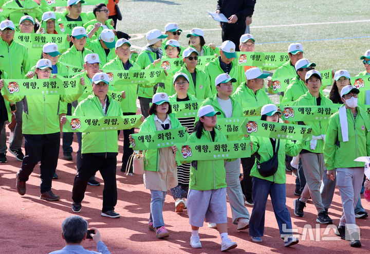 [서울=뉴시스] 이영환 기자 = 19일 오전 서울 용산구 효창운동장에서 열린 제43회 대통령기 이북도민 체육대회에서 평안북도 선수단이 입장을 하고 있다. 2025.10.19. 20hwan@newsis.com