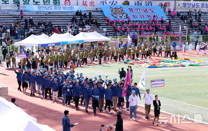 [서울=뉴시스] 이영환 기자 = 19일 오전 서울 용산구 효창운동장에서 열린 제43회 대통령기 이북도민 체육대회에서 함경남도, 함경북도 선수단이 입장을 하고 있다. 2025.10.19. 20hwan@newsis.com