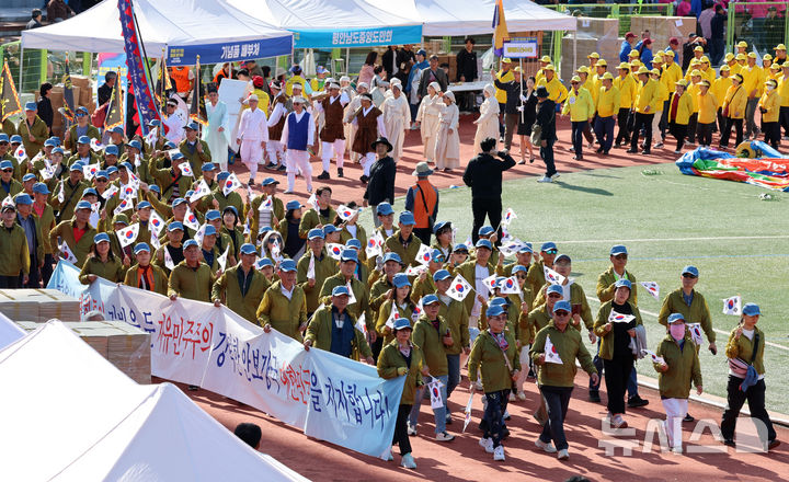 [서울=뉴시스] 이영환 기자 = 지난해 10월 19일 오전 서울 용산구 효창운동장에서 열린 제43회 대통령기 이북도민 체육대회에서 함경북도 선수단이 입장을 하고 있다. 2025.10.19. 20hwan@newsis.com