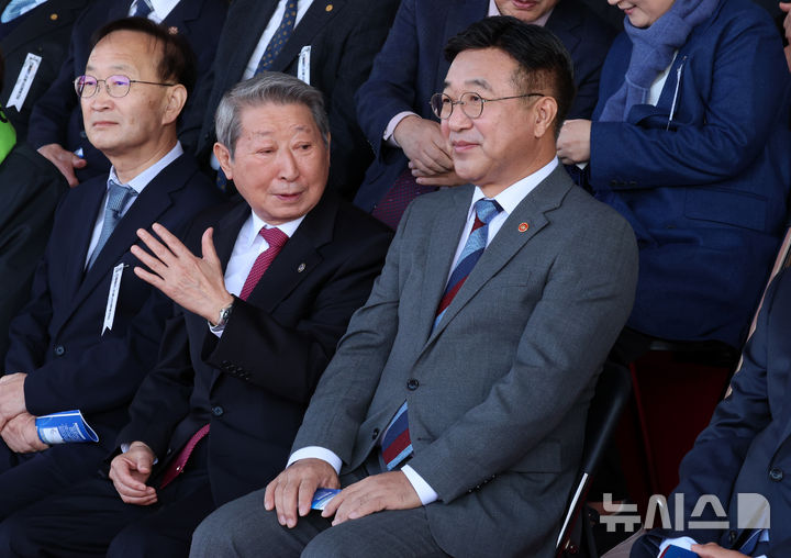 [서울=뉴시스] 이영환 기자 = 윤호중 행정안전부 장관이 19일 오전 서울 용산구 효창운동장에서 열린 제43회 대통령기 이북도민 체육대회에서 정경조 이북5도위원장과 대화를 하고 있다. 2025.10.19. 20hwan@newsis.com