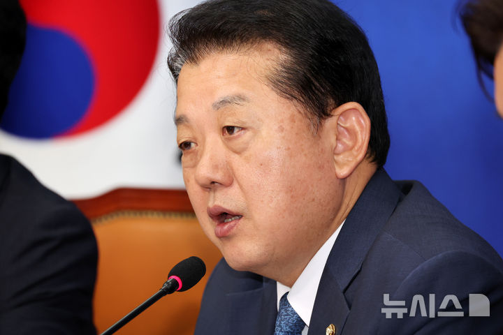 [서울=뉴시스] 김명년 기자 = 김병주 더불어민주당 재외국민안전대책단장이 지난달 19일 오전 서울 여의도 국회에서 캄보디아 활동 성과 브리핑을 하고 있다. 2025.10.19. kmn@newsis.com