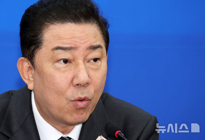 [서울=뉴시스] 김명년 기자 = 김병기 더불어민주당 원내대표가 19일 오전 서울 여의도 국회에서 열린 국정감사 기자간담회에서 발언하고 있다. 2025.10.19. kmn@newsis.com