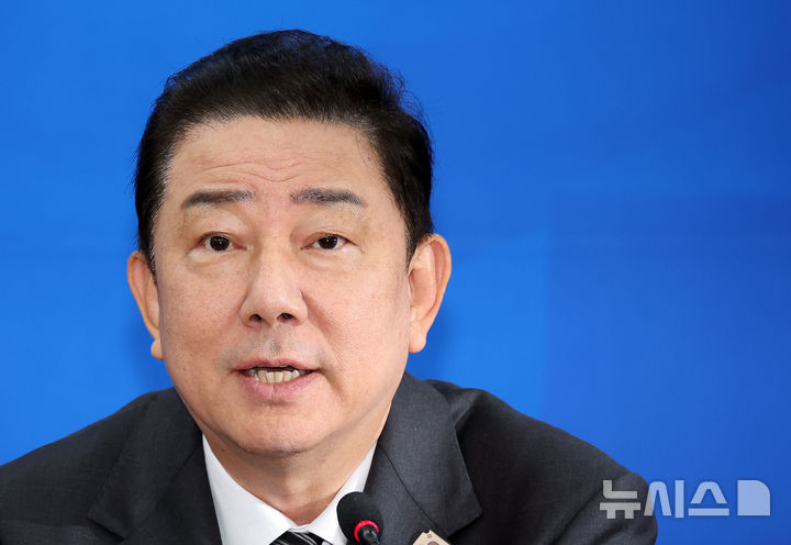 [서울=뉴시스] 김명년 기자 = 김병기 더불어민주당 원내대표가 19일 오전 서울 여의도 국회에서 열린 국정감사 기자간담회에서 발언하고 있다. 2025.10.19. kmn@newsis.com