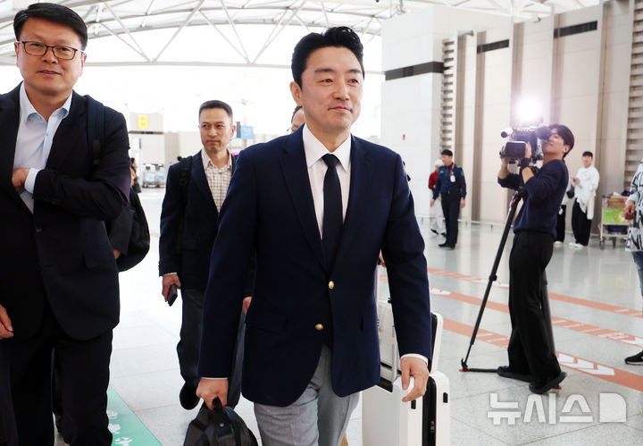 [인천공항=뉴시스] 조성우 기자 = 전략경제협력 특사로 임명된 강훈식 대통령 비서실장이 19일 오전 인천국제공항 제1터미널에서 독일로 출국하고 있다. 2025.10.19. xconfind@newsis.com