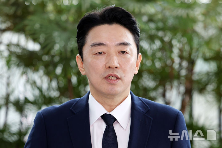 [인천공항=뉴시스] 조성우 기자 = 전략경제협력 특사로 임명된 강훈식 대통령 비서실장이 19일 오전 인천국제공항 제1터미널에서 독일로 출국하기에 앞서 발언하고 있다. 2025.10.19. xconfind@newsis.com