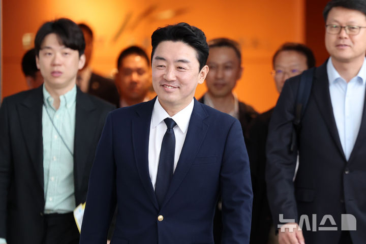 [인천공항=뉴시스] 조성우 기자 = 전략경제협력 특사로 임명된 강훈식 대통령 비서실장이 19일 오전 인천국제공항 제1터미널에서 독일로 출국하고 있다. 2025.10.19. xconfind@newsis.com