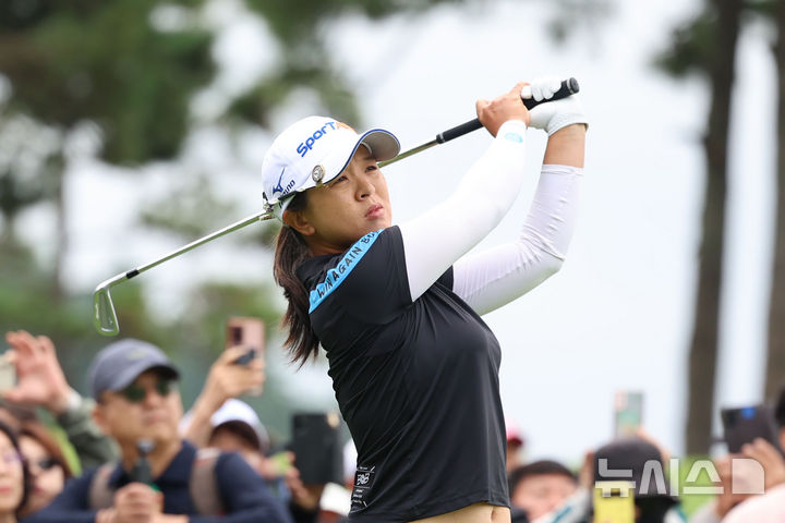 [해남=뉴시스] 권창회 기자 = 19일 오전 전남 해남 파인비치 골프링크스에서 열린 BMW 레이디스 챔피언십 2025 파이널라운드에서 김세영이 3번 홀 티샷을 치고 있다. 2025.10.19. kch0523@newsis.com