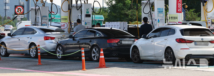 [서울=뉴시스] 박주성 기자 = 19일 서울 서초구 만남의광장 주유소에서 시민들이 주유를 하고 있다.국내 주유소 휘발유의 주간 평균 가격이 4주 만에 하락세로 전환됐다. 18일 한국석유공사 유가정보시스템 오피넷에 따르면 10월 셋째 주(13∼16일) 전국 주유소 휘발유 평균 판매가는 전주보다 L(리터)당 0.5원 내린 1662.7원으로 집계됐다.지역별로는 제주가 L당 1723.1원으로 가장 높았으며, 전주 대비 2.1원 하락했다. 반면 가장 저렴한 지역인 대구는 0.4원 내린 1633.2원을 기록했다. 2025.10.19. park7691@newsis.com