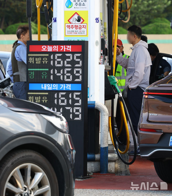 [서울=뉴시스] 박주성 기자 = 19일 서울 서초구 만남의광장 주유소에서 시민들이 주유를 하고 있다.국내 주유소 휘발유의 주간 평균 가격이 4주 만에 하락세로 전환됐다. 18일 한국석유공사 유가정보시스템 오피넷에 따르면 10월 셋째 주(13∼16일) 전국 주유소 휘발유 평균 판매가는 전주보다 L(리터)당 0.5원 내린 1662.7원으로 집계됐다.지역별로는 제주가 L당 1723.1원으로 가장 높았으며, 전주 대비 2.1원 하락했다. 반면 가장 저렴한 지역인 대구는 0.4원 내린 1633.2원을 기록했다. 2025.10.19. park7691@newsis.com