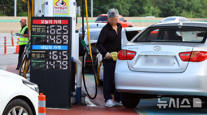 [서울=뉴시스] 박주성 기자 = 19일 서울 서초구 만남의광장 주유소에서 시민들이 주유를 하고 있다.국내 주유소 휘발유의 주간 평균 가격이 4주 만에 하락세로 전환됐다. 18일 한국석유공사 유가정보시스템 오피넷에 따르면 10월 셋째 주(13∼16일) 전국 주유소 휘발유 평균 판매가는 전주보다 L(리터)당 0.5원 내린 1662.7원으로 집계됐다.지역별로는 제주가 L당 1723.1원으로 가장 높았으며, 전주 대비 2.1원 하락했다. 반면 가장 저렴한 지역인 대구는 0.4원 내린 1633.2원을 기록했다. 2025.10.19. park7691@newsis.com