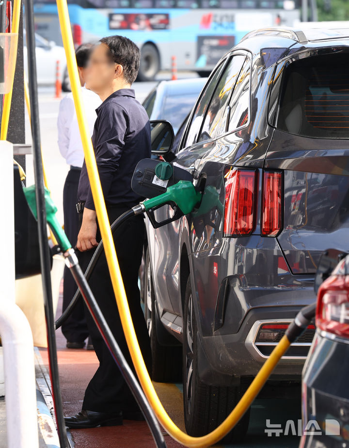 [서울=뉴시스] 박주성 기자 = 19일 서울 서초구 만남의광장 주유소에서 시민들이 주유를 하고 있다.국내 주유소 휘발유의 주간 평균 가격이 4주 만에 하락세로 전환됐다. 18일 한국석유공사 유가정보시스템 오피넷에 따르면 10월 셋째 주(13∼16일) 전국 주유소 휘발유 평균 판매가는 전주보다 L(리터)당 0.5원 내린 1662.7원으로 집계됐다.지역별로는 제주가 L당 1723.1원으로 가장 높았으며, 전주 대비 2.1원 하락했다. 반면 가장 저렴한 지역인 대구는 0.4원 내린 1633.2원을 기록했다. 2025.10.19. park7691@newsis.com