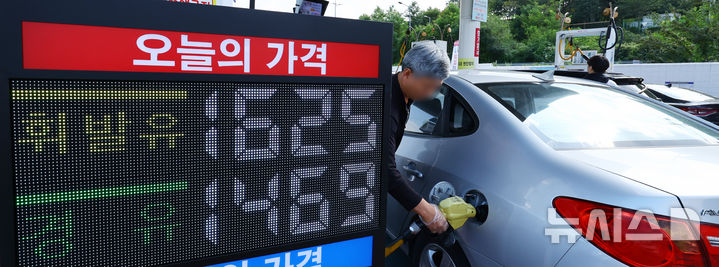 [서울=뉴시스] 박주성 기자 = 19일 서울 서초구 만남의광장 주유소에서 시민들이 주유를 하고 있다. park7691@newsis.com