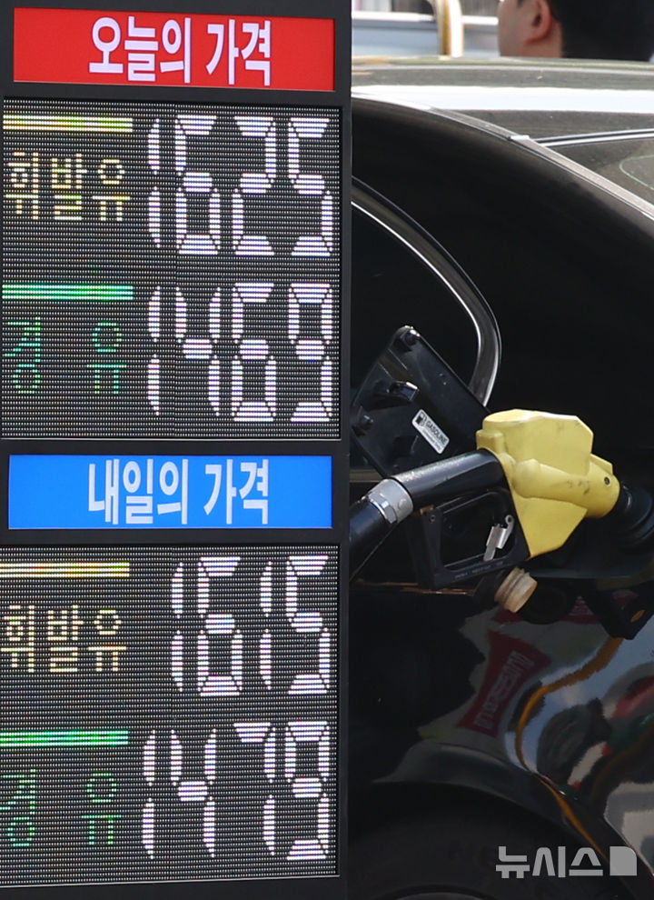 [서울=뉴시스] 박주성 기자 = 19일 서울 서초구 만남의광장 주유소에서 차량들이 주유를 하고 있다.국내 주유소 휘발유의 주간 평균 가격이 4주 만에 하락세로 전환됐다. 18일 한국석유공사 유가정보시스템 오피넷에 따르면 10월 셋째 주(13∼16일) 전국 주유소 휘발유 평균 판매가는 전주보다 L(리터)당 0.5원 내린 1662.7원으로 집계됐다.지역별로는 제주가 L당 1723.1원으로 가장 높았으며, 전주 대비 2.1원 하락했다. 반면 가장 저렴한 지역인 대구는 0.4원 내린 1633.2원을 기록했다. 2025.10.19. park7691@newsis.com