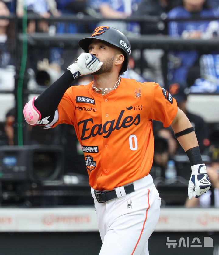 [대전=뉴시스] 김진아 기자 = 19일 대전 중구 한화생명볼파크에서 열린 2025 KBO 포스트시즌 플레이오프 2차전 삼성 라이온즈와 한화 이글스의 경기, 1회말 1사 한화 리베라토가 솔로 홈런을 친 후 기뻐하고 있다. 2025.10.19. bluesoda@newsis.com