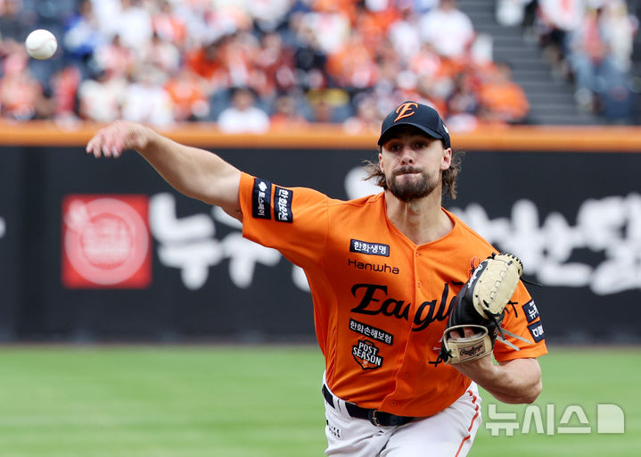 [대전=뉴시스] 김진아 기자 = 19일 대전 중구 한화생명볼파크에서 열린 2025 KBO 포스트시즌 플레이오프 2차전 삼성 라이온즈와 한화 이글스의 경기, 한화 와이스가 역투하고 있다. 2025.10.19. bluesoda@newsis.com