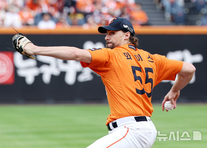 [대전=뉴시스] 김진아 기자 = 19일 대전 중구 한화생명볼파크에서 열린 2025 KBO 포스트시즌 플레이오프 2차전 삼성 라이온즈와 한화 이글스의 경기, 한화 와이스가 역투하고 있다. 2025.10.19. bluesoda@newsis.com