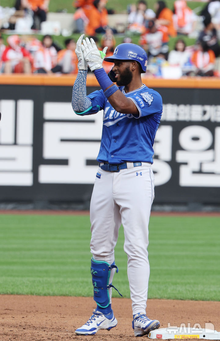 [대전=뉴시스] 김진아 기자 = 19일 대전 중구 한화생명볼파크에서 열린 2025 KBO 포스트시즌 플레이오프 2차전 삼성 라이온즈와 한화 이글스의 경기, 3회초 1사 1,3루 삼성 디아즈가 역전 1타점 2루타를 친 뒤 기뻐하고 있다.2025.10.19. bluesoda@newsis.com