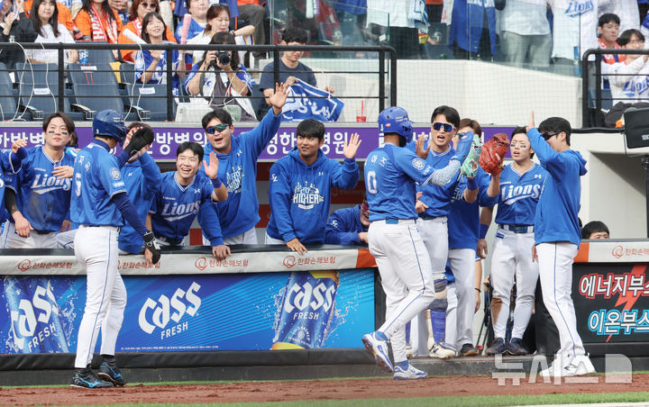 [대전=뉴시스] 김진아 기자 = 19일 대전 중구 한화생명볼파크에서 열린 2025 KBO 포스트시즌 플레이오프 2차전 삼성 라이온즈와 한화 이글스의 경기, 3회초 1사 2,3루 삼성 김영웅이 2타점 적시타 때 홈으로 들어온 디아즈와 구자욱이 더그아웃에서 동려선수들과 기뻐하고 있다. 2025.10.19. bluesoda@newsis.com