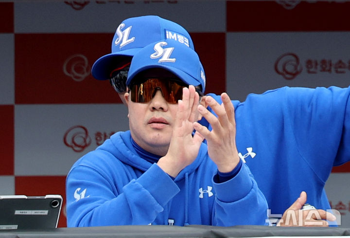 [대전=뉴시스] 김진아 기자 = 19일 대전 중구 한화생명볼파크에서 열린 2025 KBO 포스트시즌 플레이오프 2차전 삼성 라이온즈와 한화 이글스의 경기, 3회초 삼성 박진만 감독이 경기를 지켜보며 박수를 치고 있다. 2025.10.19. bluesoda@newsis.com