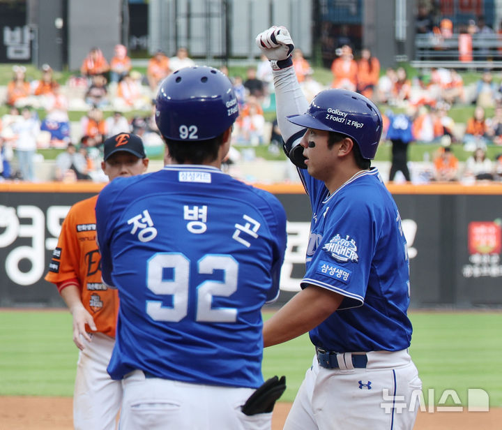 [대전=뉴시스] 김진아 기자 = 19일 대전 중구 한화생명볼파크에서 열린 2025 KBO 포스트시즌 플레이오프 2차전 삼성 라이온즈와 한화 이글스의 경기, 3회초 1사 2,3루 삼성 김영웅이 2타점 적시타를 치고 있다. 2025.10.19. bluesoda@newsis.com