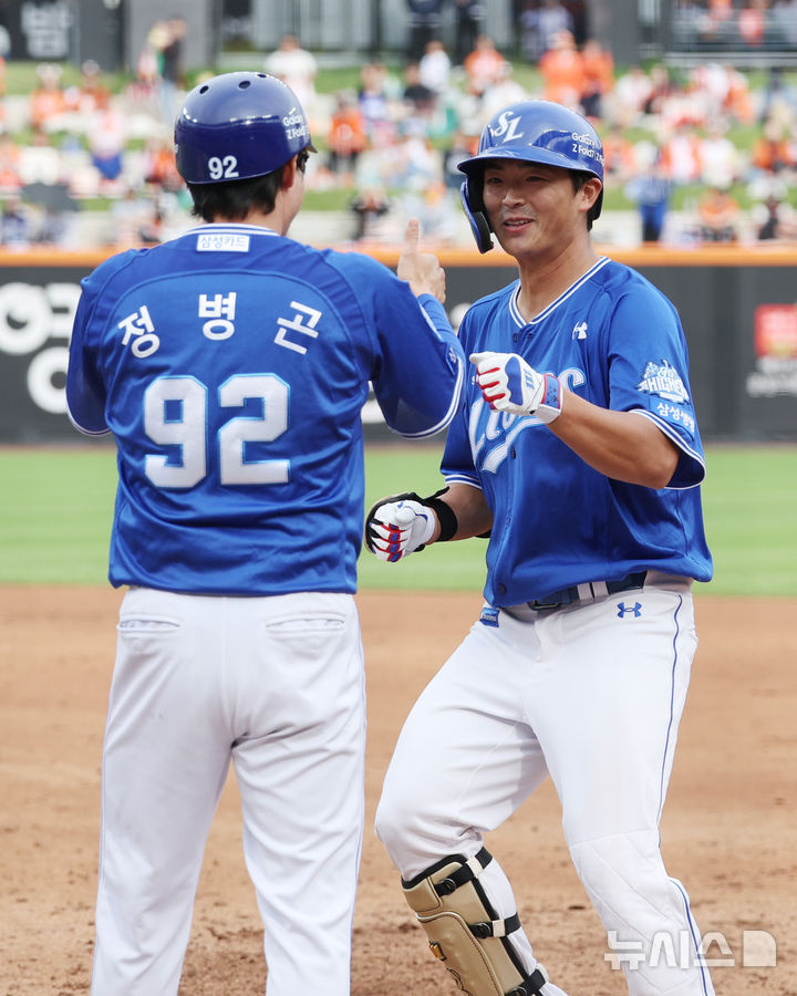 [대전=뉴시스] 김진아 기자 = 19일 대전 중구 한화생명볼파크에서 열린 2025 KBO 포스트시즌 플레이오프 2차전 삼성 라이온즈와 한화 이글스의 경기, 3회초 2사 1루 삼성 김태훈이 안타를 치고 기뻐하고 있다.2025.10.19. bluesoda@newsis.com