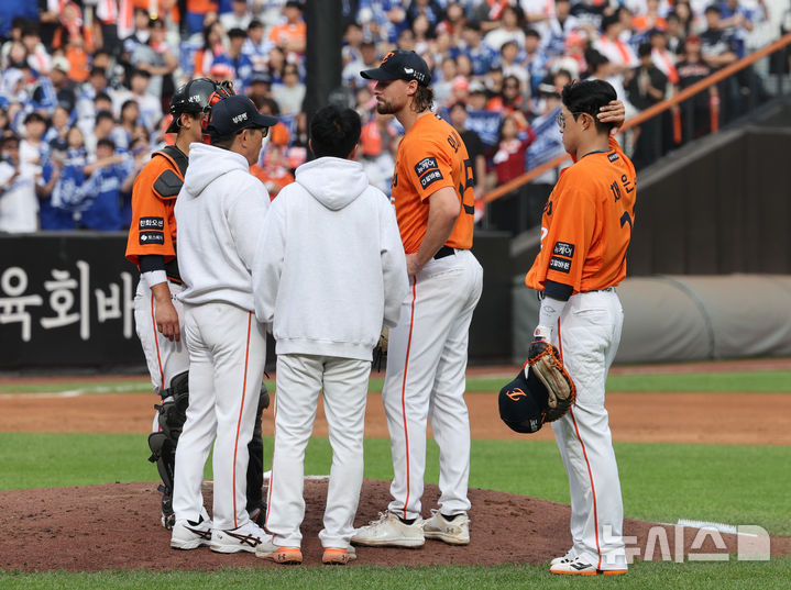 [대전=뉴시스] 김진아 기자 = 19일 대전 중구 한화생명볼파크에서 열린 2025 KBO 포스트시즌 플레이오프 2차전 삼성 라이온즈와 한화 이글스의 경기, 3회초 한화 와이스가 포수 등과 작전을 이야기하고 있다.2025.10.19. bluesoda@newsis.com