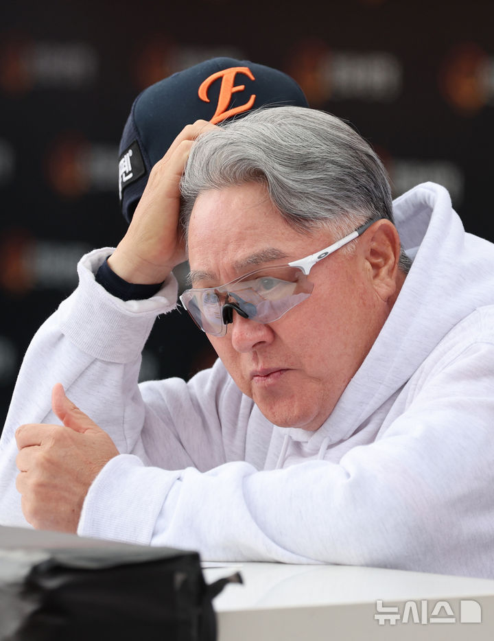 [대전=뉴시스] 김진아 기자 = 19일 대전 중구 한화생명볼파크에서 열린 2025 KBO 포스트시즌 플레이오프 2차전 삼성 라이온즈와 한화 이글스의 경기에서 한화 김경문 감독이 경기에 앞서 그라운드를 바라보고 있다. 2025.10.19. bluesoda@newsis.com