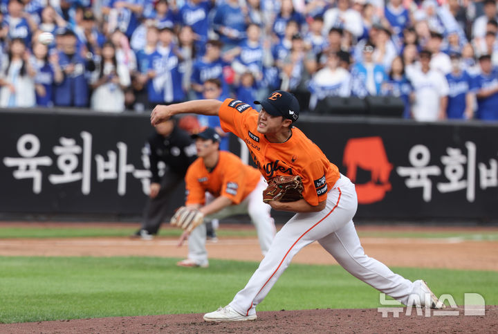 [대전=뉴시스] 김진아 기자 = 19일 대전 중구 한화생명볼파크에서 열린 2025 KBO 포스트시즌 플레이오프 2차전 삼성 라이온즈와 한화 이글스의 경기, 5회초 정우주가 역투하고 있다. 2025.10.19. bluesoda@newsis.com