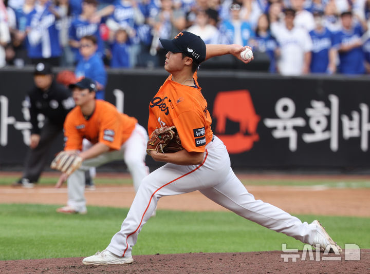 [대전=뉴시스] 김진아 기자 = 19일 대전 중구 한화생명볼파크에서 열린 2025 KBO 포스트시즌 플레이오프 2차전 삼성 라이온즈와 한화 이글스의 경기, 5회초 정우주가 역투하고 있다. 2025.10.19. bluesoda@newsis.com