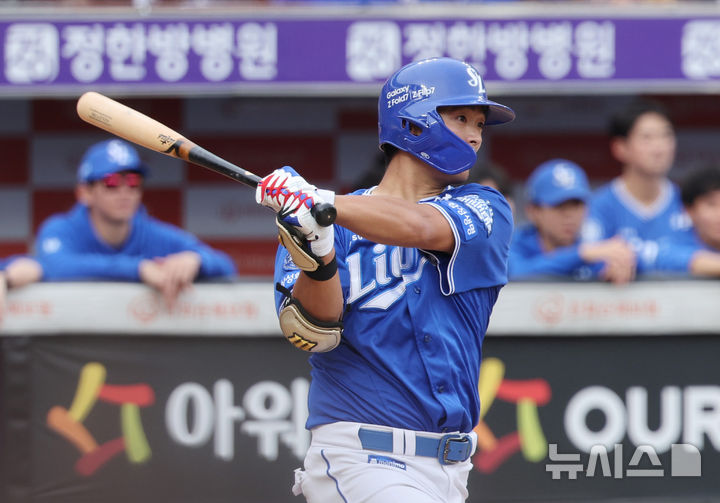 [대전=뉴시스] 김진아 기자 = 19일 대전 중구 한화생명볼파크에서 열린 2025 KBO 포스트시즌 플레이오프 2차전 삼성 라이온즈와 한화 이글스의 경기, 5회초 1사 1루 상황에서 삼성 김태훈이 안타를 치고 있다. 2025.10.19. bluesoda@newsis.com