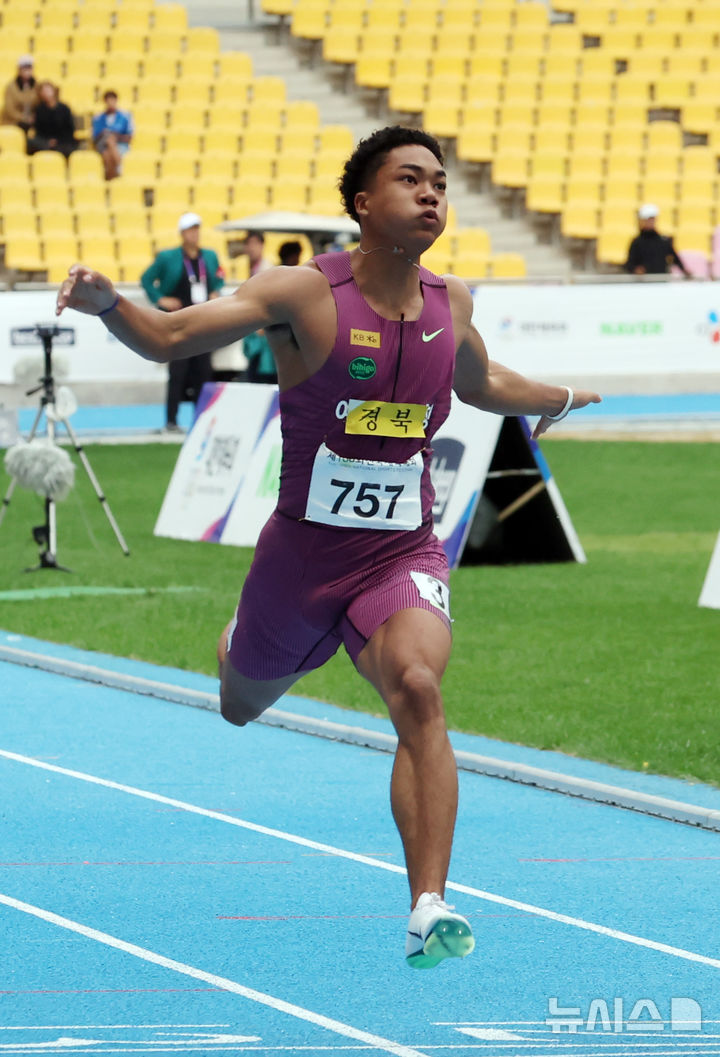  [부산=뉴시스] 하경민 기자 = 제106회 부산 전국체육대회 육상 100m 남자부 결승전이 열린 19일 부산 연제구 부산아시아드주경기장에서 나마디 조엘 진(예천군청)이 10.35초 1위의 기록으로 결승선을 통과하고 있다. 2025.10.19. yulnetphoto@newsis.com