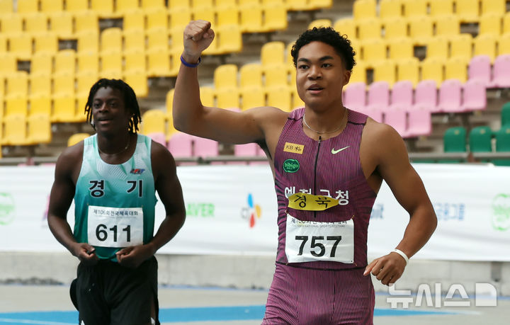  [부산=뉴시스] 하경민 기자 = 제106회 부산 전국체육대회 육상 100m 남자부 결승전이 열린 19일 부산 연제구 부산아시아드주경기장에서 나마디 조엘 진(예천군청)이 10.35초 1위의 기록으로 결승선을 통과한 뒤 환호하고 있다. 2025.10.19. yulnetphoto@newsis.com