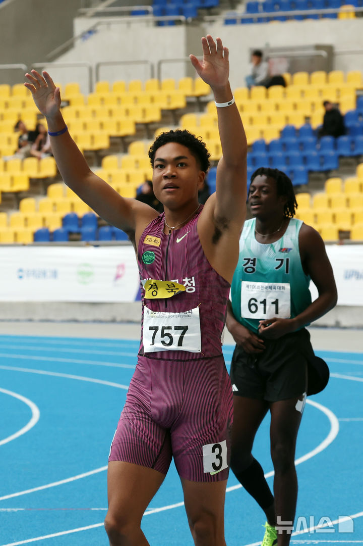  [부산=뉴시스] 하경민 기자 = 제106회 부산 전국체육대회 육상 100m 남자부 결승전이 열린 19일 부산 연제구 부산아시아드주경기장에서 나마디 조엘 진(예천군청)이 10.35초 1위의 기록으로 결성선을 통과한 뒤 환호하고 있다. 2025.10.19. yulnetphoto@newsis.com