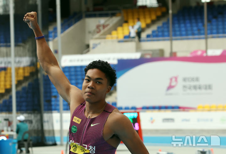  [부산=뉴시스] 하경민 기자 = 제106회 부산 전국체육대회 육상 100m 남자부 결승전이 열린 19일 부산 연제구 부산아시아드주경기장에서 나마디 조엘 진(예천군청)이 10.35초 1위의 기록으로 결승선을 통과한 뒤 환호하고 있다. 2025.10.19. yulnetphoto@newsis.com