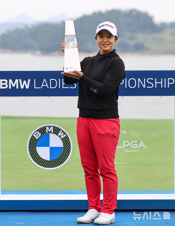 [해남=뉴시스] 권창회 기자 = 19일 오후 전남 해남 파인비치 골프링크스에서 열린 BMW 레이디스 챔피언십 2025 파이널 라운드에서 24언더파로 최종 우승한 김세영이 우승트로피를 들고 있다. 2025.10.19. kch0523@newsis.com