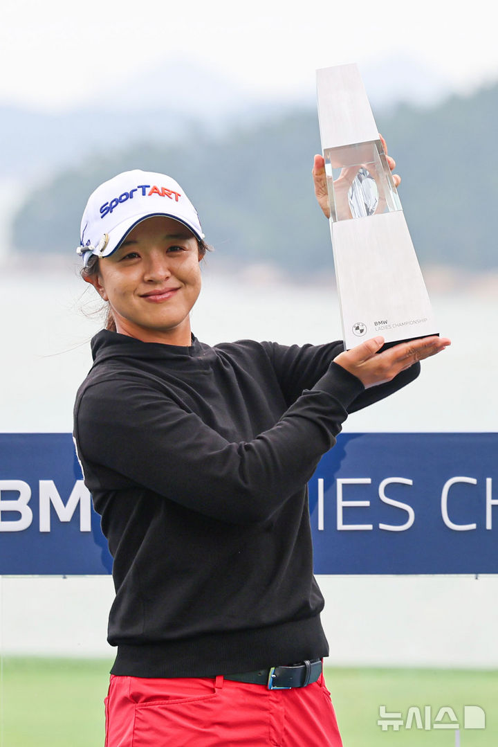 김세영 골프선수 나이 프로필 학력 고향 가족 우승상금 경력 - 김세영 2025 BMW 우승 트로피 세리머니 사진