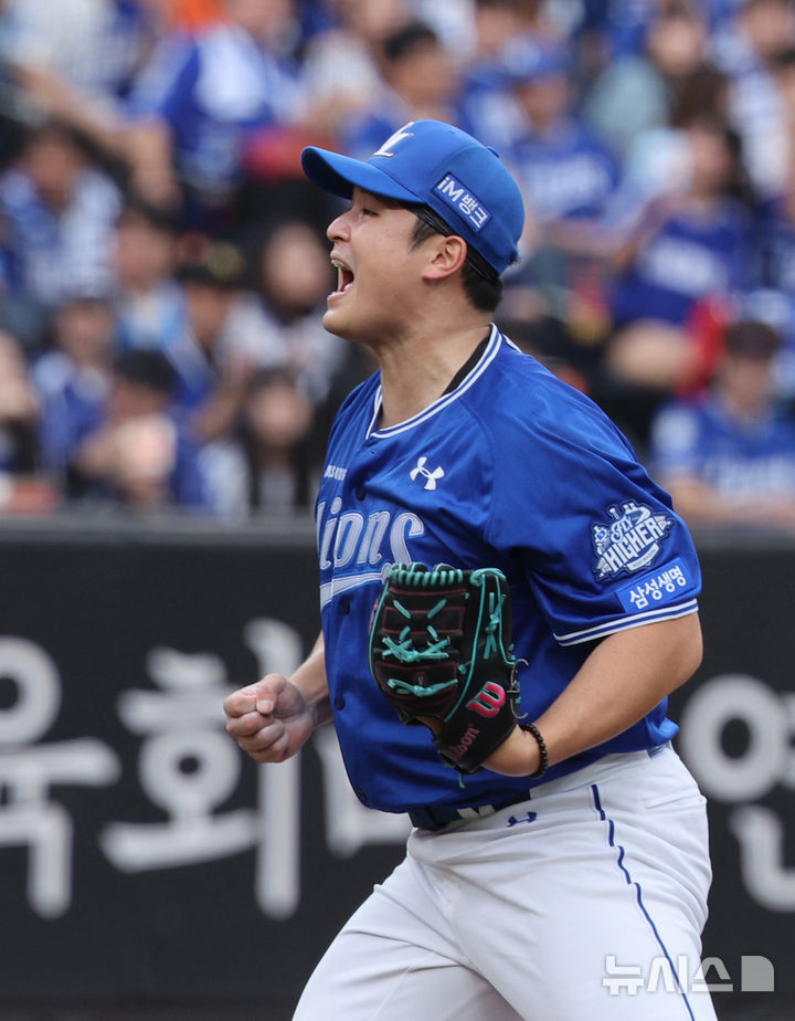 [대전=뉴시스] 김진아 기자 = 19일 대전 중구 한화생명볼파크에서 열린 2025 KBO 포스트시즌 플레이오프 2차전 삼성 라이온즈와 한화 이글스의 경기, 7회말 2사 삼성 최원태가 한화 권광민을 삼진아웃으로 처리한 뒤 기뻐하고 있다. 2025.10.19. bluesoda@newsis.com