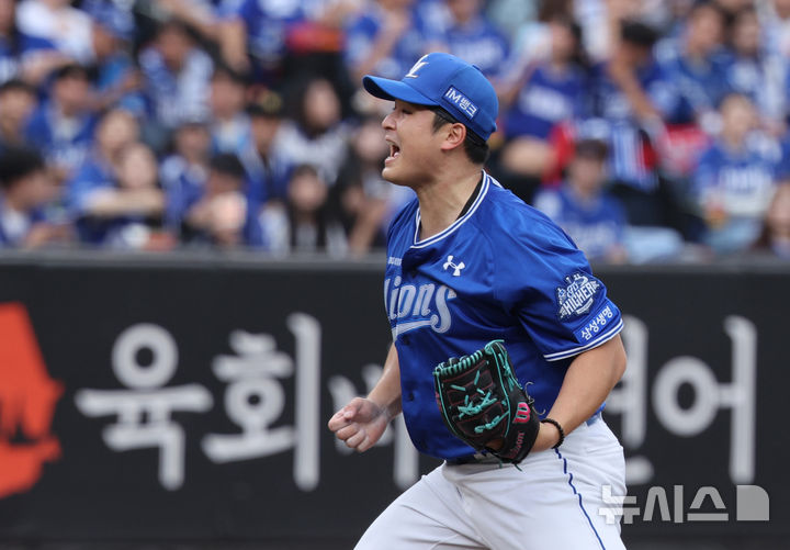 [대전=뉴시스] 김진아 기자 = 19일 대전 중구 한화생명볼파크에서 열린 2025 KBO 포스트시즌 플레이오프 2차전 삼성 라이온즈와 한화 이글스의 경기, 7회말 2사 삼성 최원태가 한화 권광민을 삼진아웃으로 처리한 뒤 기뻐하고 있다. 2025.10.19. bluesoda@newsis.com