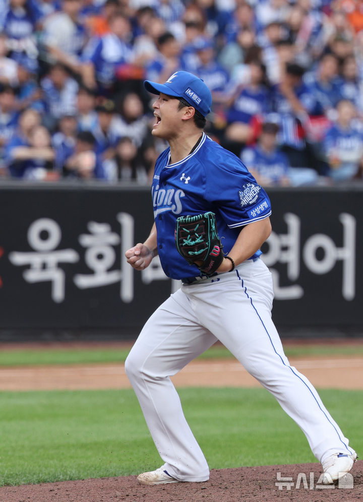 [대전=뉴시스] 김진아 기자 = 19일 대전 중구 한화생명볼파크에서 열린 2025 KBO 포스트시즌 플레이오프 2차전 삼성 라이온즈와 한화 이글스의 경기, 7회말 2사 삼성 최원태가 한화 권광민을 삼진아웃으로 처리한 뒤 기뻐하고 있다. 2025.10.19. bluesoda@newsis.com