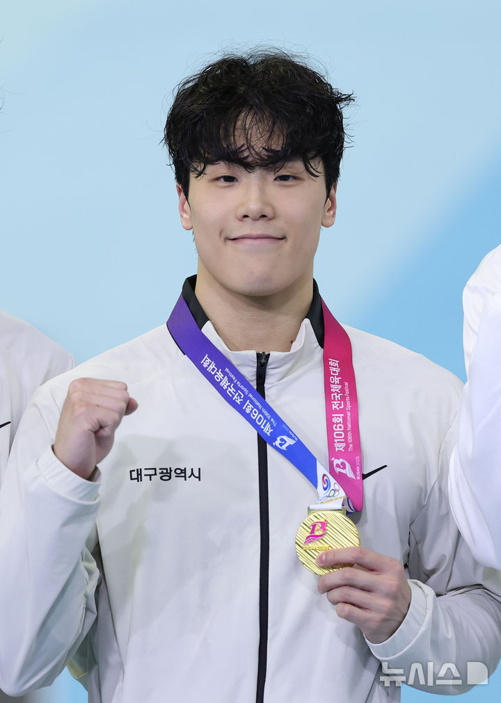 [부산=뉴시스] 황준선 기자 = 19일 부산 동래구 부산사직종합운동장 실내수영장에서 열린 제106회 전국체육대회 경영 남자 일반부 자유형 50m에서 1위를 차지한 지유찬(대구광역시)가 기념촬영 하고 있다. 2025.10.19. hwang@newsis.com