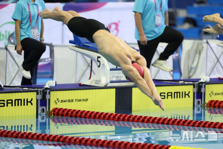 [부산=뉴시스] 황준선 기자 = 19일 부산 동래구 부산사직종합운동장 실내수영장에서 열린 제106회 전국체육대회 경영 남자 일반부 자유형 50m에서 지유찬(대구광역시)가 힘차게 출발하고 있다. 2025.10.19. hwang@newsis.com