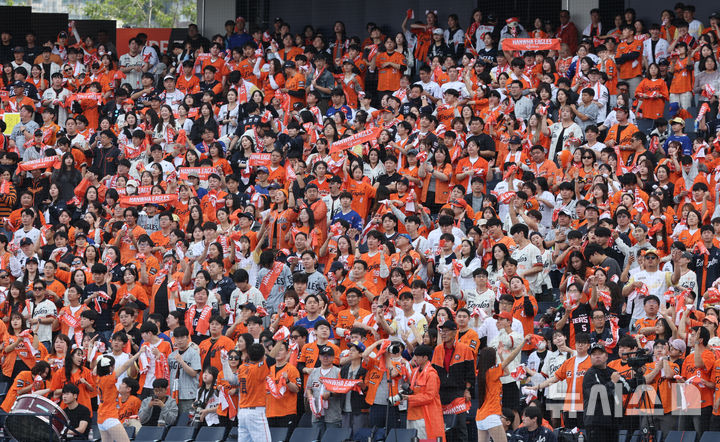 [대전=뉴시스] 김진아 기자 = 19일 대전 중구 한화생명볼파크에서 열린 2025 KBO 포스트시즌 플레이오프 2차전 삼성 라이온즈와 한화 이글스의 경기, 한화팬들이 응원하고 있다. 2025.10.19. bluesoda@newsis.com
