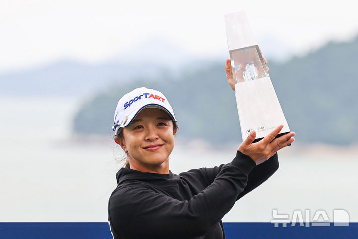 [해남=뉴시스] 권창회 기자 = 19일 오후 전남 해남 파인비치 골프링크스에서 열린 BMW 레이디스 챔피언십 2025 파이널 라운드에서 24언더파로 최종 우승한 김세영이 우승트로피를 들고 있다. 2025.10.19. kch0523@newsis.com