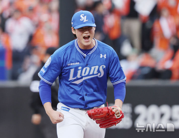 [대전=뉴시스] 김진아 기자 = 19일 대전 중구 한화생명볼파크에서 열린 2025 KBO 포스트시즌 플레이오프 2차전 삼성 라이온즈와 한화 이글스의 경기, 8회말 삼성 이호성이 무실점으로 이닝을 마친 뒤 기뻐하고 있다. 2025.10.19. bluesoda@newsis.com