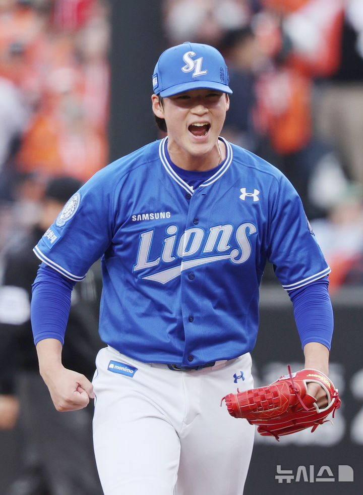 [대전=뉴시스] 김진아 기자 = 19일 대전 중구 한화생명볼파크에서 열린 2025 KBO 포스트시즌 플레이오프 2차전 삼성 라이온즈와 한화 이글스의 경기, 8회말 삼성 이호성이 무실점으로 이닝을 마친 뒤 기뻐하고 있다. 2025.10.19. bluesoda@newsis.com