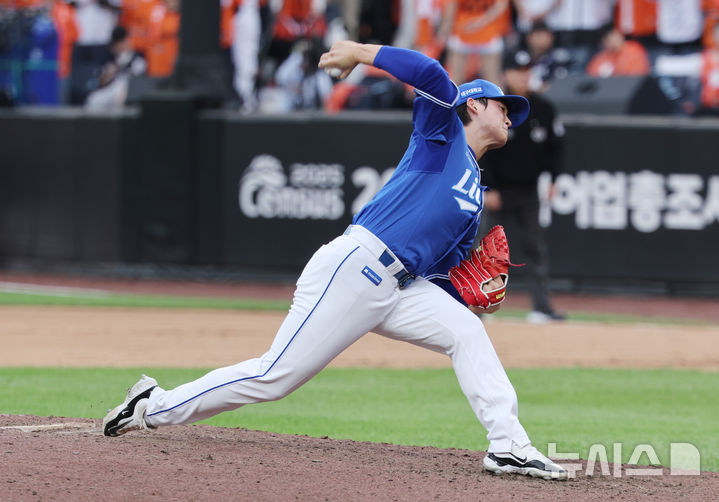 [대전=뉴시스] 김진아 기자 = 19일 대전 중구 한화생명볼파크에서 열린 2025 KBO 포스트시즌 플레이오프 2차전 삼성 라이온즈와 한화 이글스의 경기, 8회말 삼성 이호성이 역투하고 있다. 2025.10.19. bluesoda@newsis.com