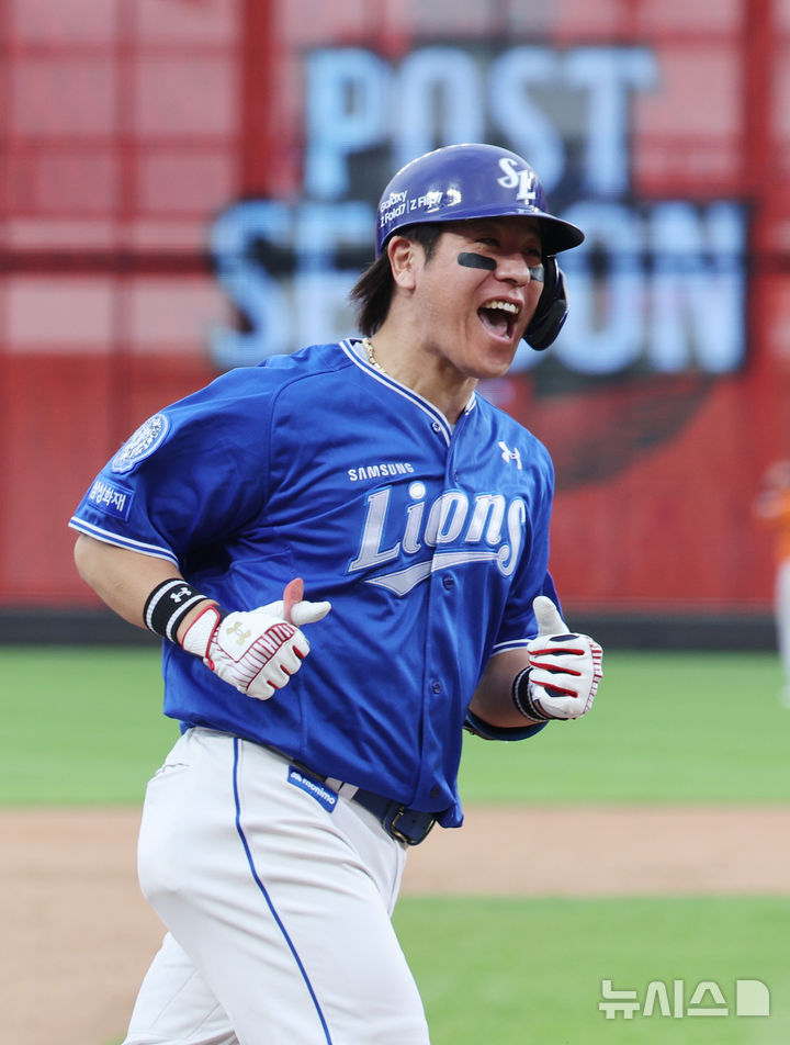 [대전=뉴시스] 김진아 기자 = 19일 대전 중구 한화생명볼파크에서 열린 2025 KBO 포스트시즌 플레이오프 2차전 삼성 라이온즈와 한화 이글스의 경기, 9회초 2사 1루 강민호가 투런 홈런을 친 뒤 기뻐하고 있다. 2025.10.19. bluesoda@newsis.com