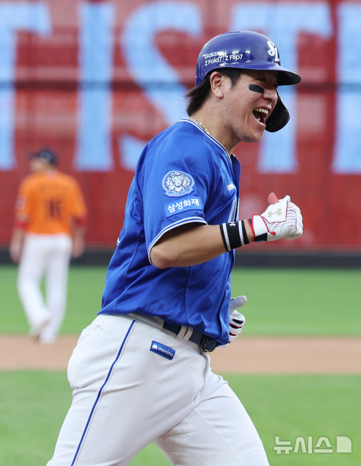 [대전=뉴시스] 김진아 기자 = 19일 대전 중구 한화생명볼파크에서 열린 2025 KBO 포스트시즌 플레이오프 2차전 삼성 라이온즈와 한화 이글스의 경기, 9회초 2사 1루 강민호가 투런 홈런을 친 뒤 기뻐하고 있다. 2025.10.19. bluesoda@newsis.com