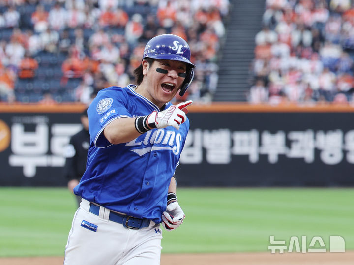 [대전=뉴시스] 김진아 기자 = 19일 대전 중구 한화생명볼파크에서 열린 2025 KBO 포스트시즌 플레이오프 2차전 삼성 라이온즈와 한화 이글스의 경기, 9회초 2사 1루 강민호가 투런 홈런을 친 뒤 기뻐하고 있다. 2025.10.19. bluesoda@newsis.com